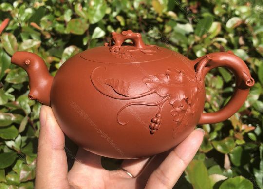 樹樁葡萄壺；朱泥380CC